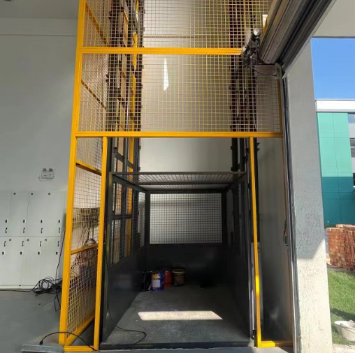 万安导轨式升降机助力物流园破解运输难题