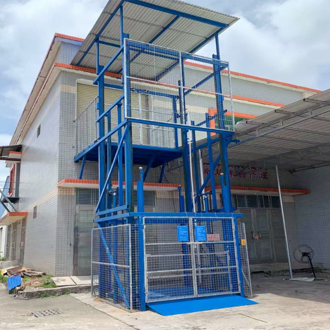 万安建材厂室外升降货梯安装
